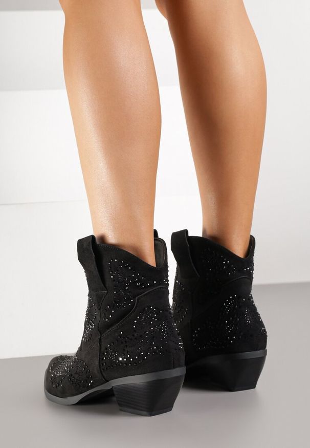 Renee - Czarne Krótkie Botki Typu Kowboki z Cyrkoniowym Zdobieniem Lalare. Okazja: na co dzień. Kolor: czarny. Materiał: jeans, skóra. Wzór: aplikacja. Obcas: na obcasie. Styl: casual. Wysokość obcasa: niski