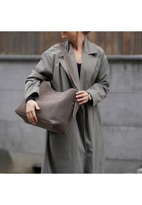 Shopperka skórzana Solier FL39 Maya szara. Kolor: szary. Materiał: skórzane. Styl: klasyczny, elegancki, casual. Rodzaj torebki: na ramię