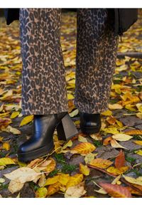 Sinsay - Botki z imitacji skóry - czarny. Kolor: czarny. Materiał: skóra #1