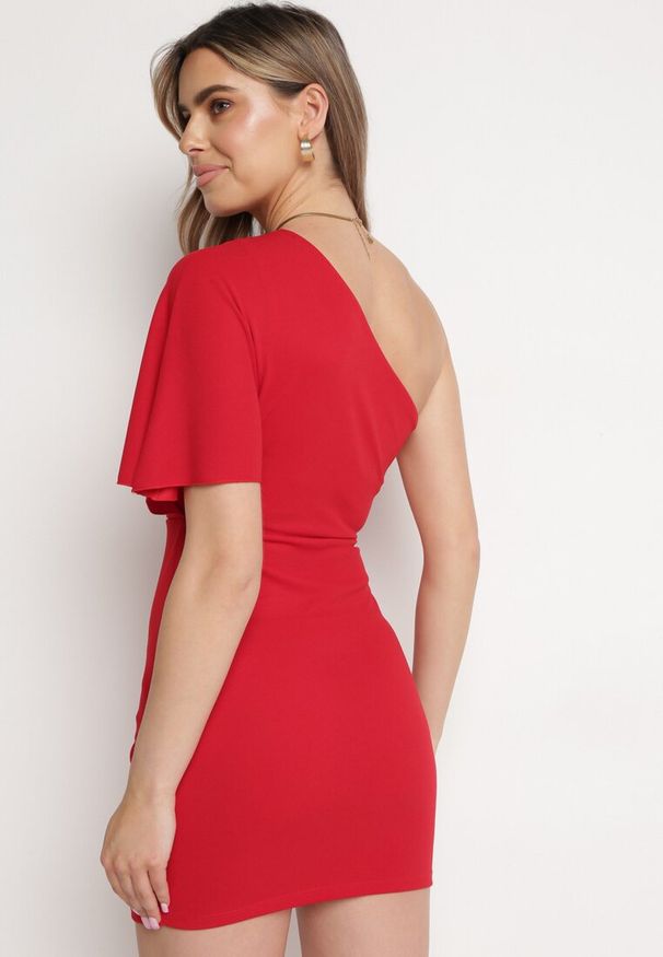 Born2be - Czerwona Asymetryczna Sukienka z Ozdobnym Drapowaniem Aerlia. Okazja: na ślub cywilny, na wesele, na co dzień, na imprezę. Kolor: czerwony. Materiał: tkanina. Długość rękawa: krótki rękaw. Sezon: lato. Typ sukienki: asymetryczne. Styl: casual, elegancki, rockowy