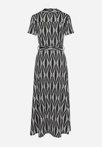 Born2be - Czarna Sukienka Koszulowa w Geometryczny Wzór Zapinana na Guziki z Materiałowym Paskiem Thilea. Okazja: na spotkanie biznesowe. Kolor: czarny. Materiał: materiał. Wzór: geometria. Typ sukienki: koszulowe. Styl: biznesowy #6