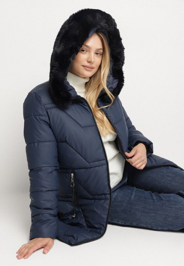 Born2be - Granatowa Taliowana Kurtka z Pikowanymi Przeszyciami i Kapturem z Futrem Avileria. Okazja: na spacer, na co dzień. Kolekcja: plus size. Kolor: niebieski. Materiał: futro. Styl: casual