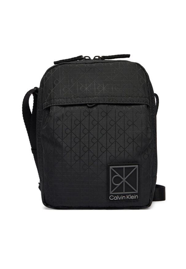 Calvin Klein Saszetka Utility Emblem Reporter LV04D3303G Czarny. Kolor: czarny. Materiał: materiał