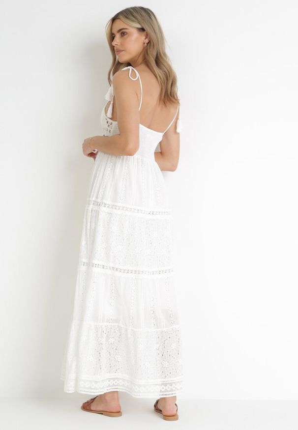 Born2be - Biała Sukienka Maxi z Szydełkową Górą i Haftem Serdrei. Kolor: biały. Materiał: tkanina, koronka. Długość rękawa: na ramiączkach. Wzór: haft. Sezon: wiosna, lato. Typ sukienki: rozkloszowane. Długość: maxi