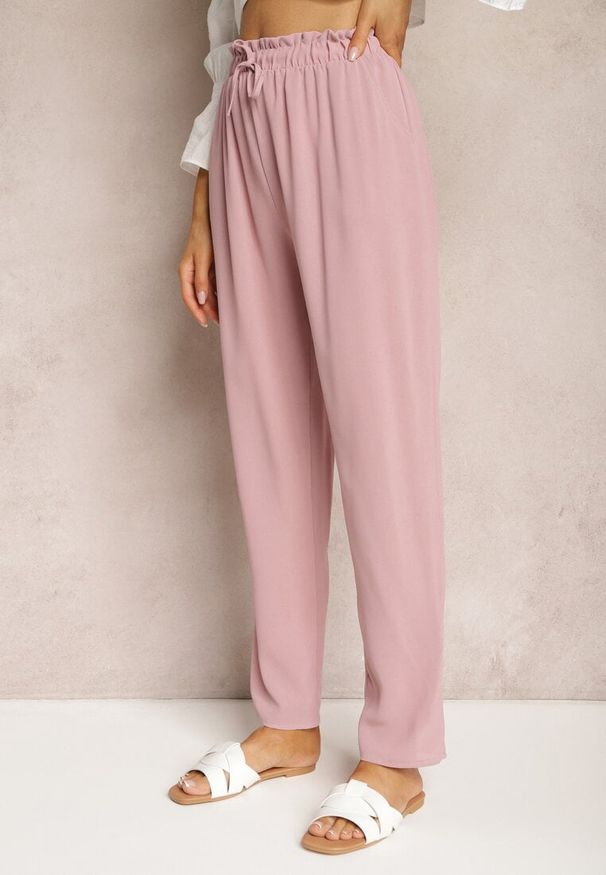 Renee - Różowe Spodnie z Regularną Talią z Gumką i Sznurkiem w Pasie Cerinda. Okazja: na co dzień. Kolor: różowy. Materiał: materiał, satyna. Styl: casual