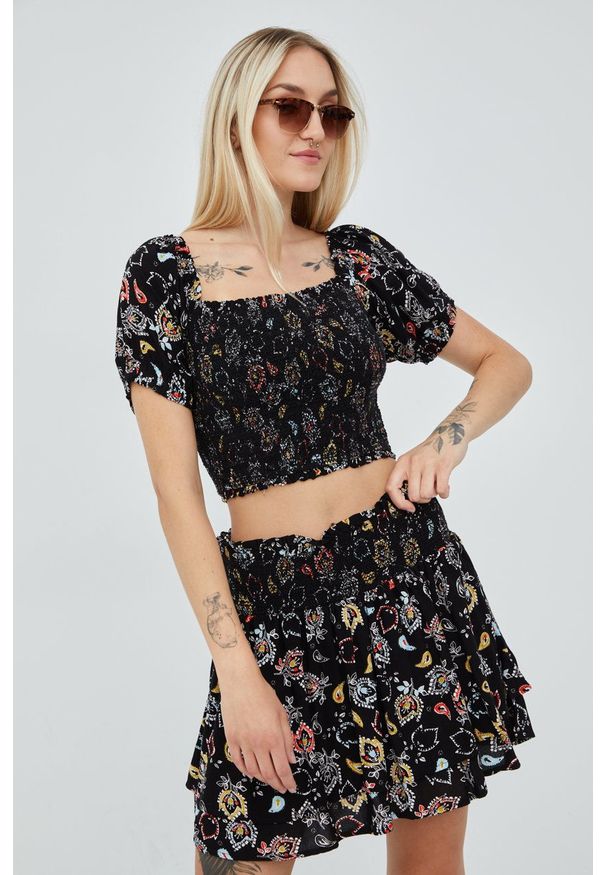 Superdry bluzka damska kolor czarny wzorzysta. Typ kołnierza: dekolt hiszpanka. Kolor: czarny. Materiał: wiskoza, materiał, tkanina. Długość rękawa: krótki rękaw. Długość: krótkie