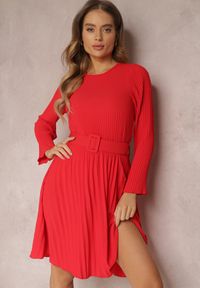 Renee - Czerwona Sukienka Plisowana z Paskiem Phile. Kolor: czerwony. Długość rękawa: długi rękaw. Styl: klasyczny. Długość: mini #4