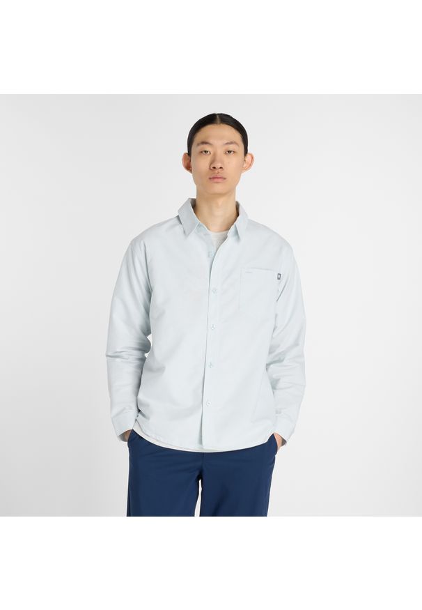 Koszula męska New Balance MT53523FRL – niebieska. Typ kołnierza: kołnierzyk klasyczny. Kolor: niebieski. Materiał: materiał, poliester, bawełna. Styl: klasyczny, elegancki