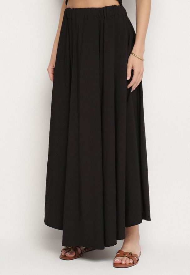 Born2be - Czarna Rozkloszowana Spódnica z Wiskozą Zisene. Okazja: na co dzień. Kolor: czarny. Materiał: wiskoza. Styl: klasyczny, elegancki, casual