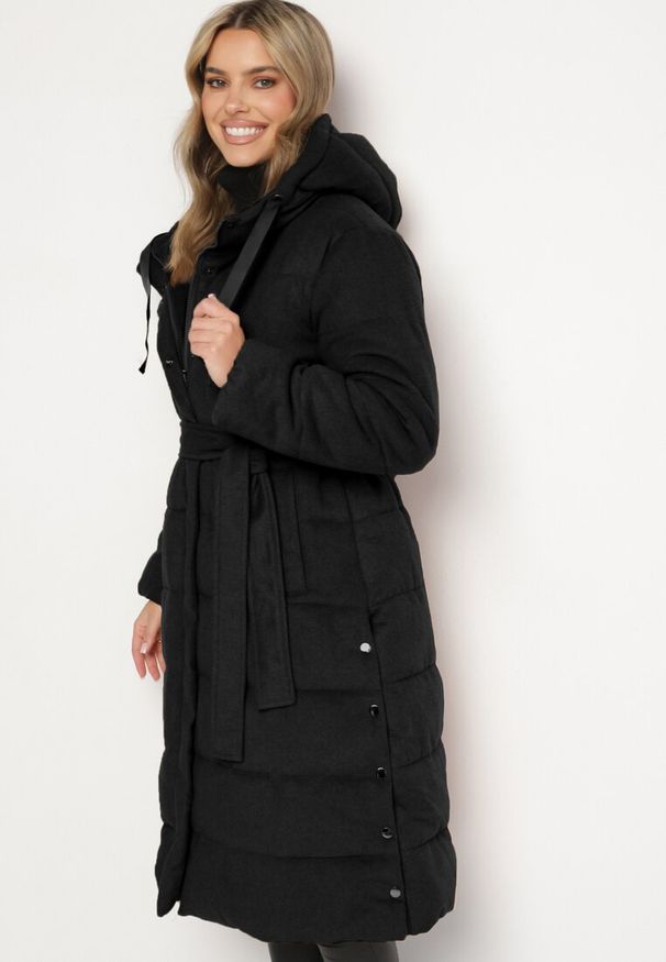 Born2be - Czarna Pikowana Kurtka z Kapturem i Paskiem Zdobiona Rozcięciami na Napy Semiriora. Okazja: na spacer, na co dzień. Typ kołnierza: kaptur. Kolor: czarny. Materiał: jeans. Wzór: aplikacja. Styl: casual, elegancki