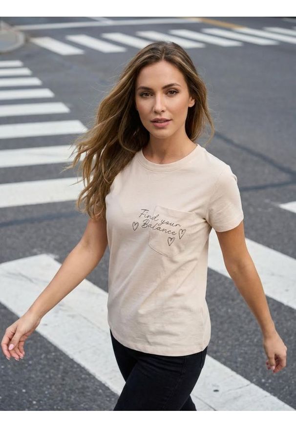 Sinsay - Bawełniana koszulka z haftem - beżowy. Kolor: beżowy. Materiał: bawełna. Wzór: haft