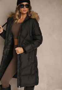 Renee - Czarna Kurtka z Pikowanymi Przeszyciami i Kapturem z Futrem Alandrie. Okazja: na co dzień. Typ kołnierza: golf. Kolor: czarny. Materiał: futro. Styl: casual #3