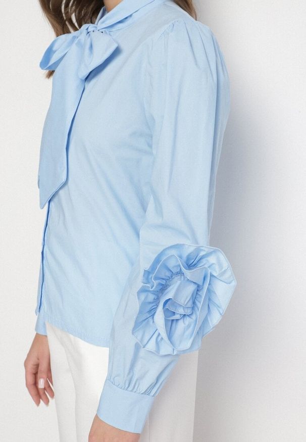 Born2be - Niebieska Koszula z Ozdobnym Wiązaniem i Falbankami Zalimira. Okazja: na co dzień. Typ kołnierza: kołnierz z falbankami. Kolor: niebieski. Materiał: jeans. Styl: elegancki, casual