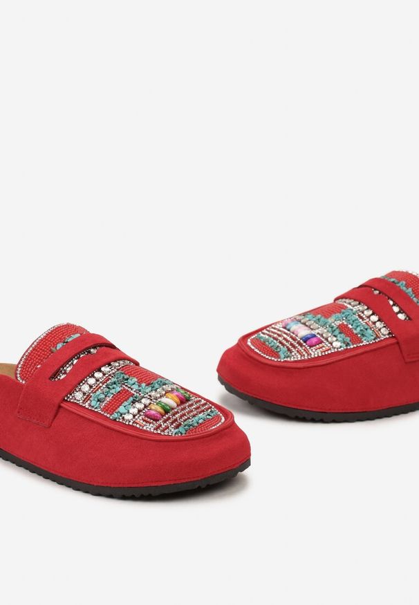 Renee - Czerwone Klapki Mule z Koralikami na Zakrytym Nosku Aserhia. Kolor: czerwony. Wzór: aplikacja, kolorowy. Styl: boho