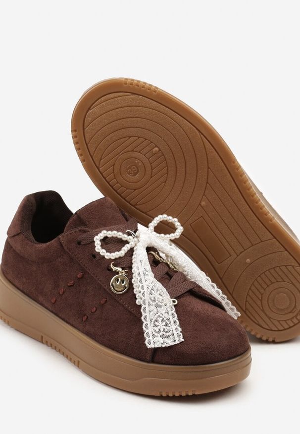 Born2be - Brązowe Sneakersy na Grubej Podeszwie z Ozdobnymi Kokardkami Divelia. Okazja: na co dzień. Kolor: brązowy. Materiał: jeans. Wzór: aplikacja. Sezon: lato