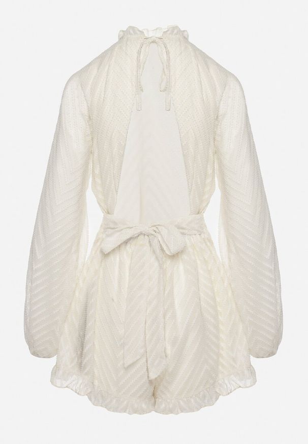 Born2be - Beżowy Kombinezon z Tkaniny Plumeti z Bufiastymi Rękawami i Krótkimi Nogawkami Dolene. Okazja: na co dzień. Kolor: beżowy. Materiał: tkanina. Długość: krótkie. Styl: casual, elegancki