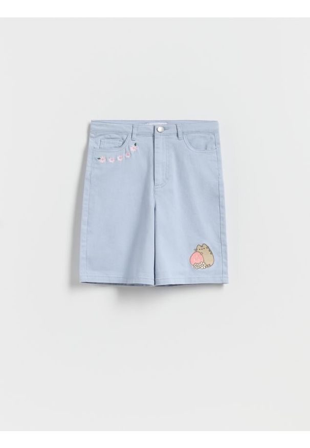 Reserved - Szorty z haftem Pusheen - jasnoniebieski. Kolor: niebieski. Materiał: tkanina, bawełna. Wzór: haft