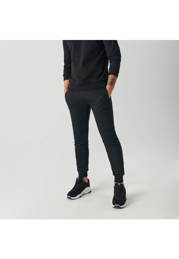 Sinsay - Spodnie dresowe slim jogger - Czarny. Kolor: czarny. Materiał: dresówka
