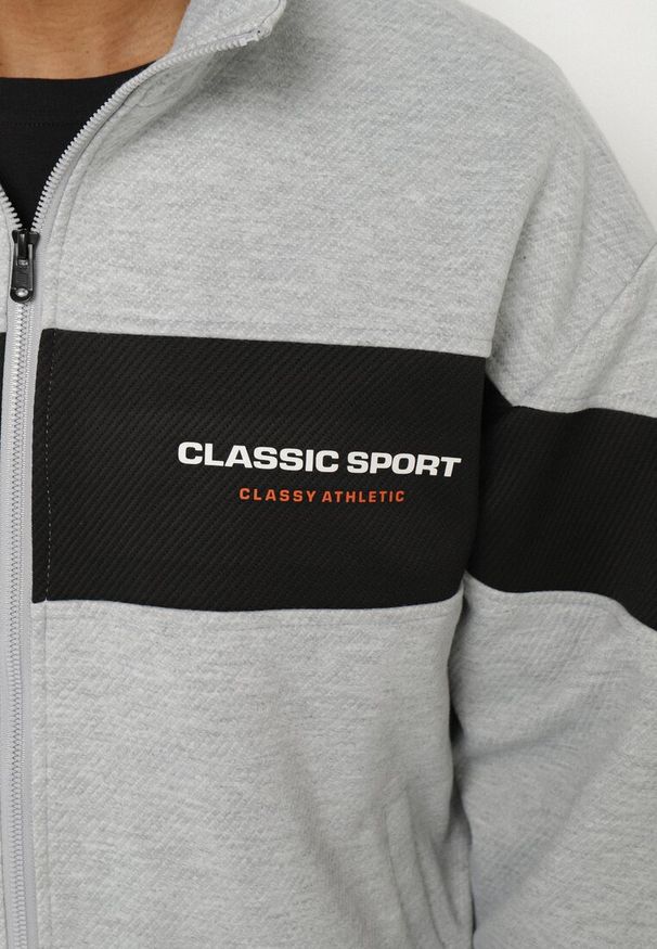 Born2be - Szara Kurtka z Geometrycznym Pasem i Napisem Fonalena. Okazja: na co dzień. Kolor: szary. Materiał: jeans. Wzór: napisy, geometria. Styl: klasyczny, casual