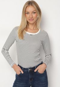 Born2be - Biała Bluzka Typu Longsleeve w Paski Ozdobiona Cyrkoniami Ralinella. Okazja: na co dzień. Kolor: biały. Materiał: jeans. Długość rękawa: długi rękaw. Wzór: paski, aplikacja. Styl: elegancki, casual, klasyczny