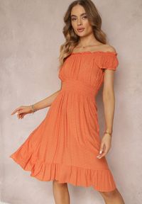 Renee - Pomarańczowa Sukienka Hiszpanka z Falbanką Anarine. Typ kołnierza: dekolt hiszpanka. Kolor: pomarańczowy. Materiał: tkanina #1