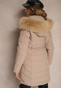 Renee - Ciemnobeżowa Kurtka z Pikowanymi Przeszyciami i Odpinanym Kapturem Mocno Ocieplana Heticea. Kolor: beżowy. Materiał: jeans, futro, dzianina. Długość rękawa: długi rękaw. Długość: długie. Sezon: zima. Styl: klasyczny, elegancki #5