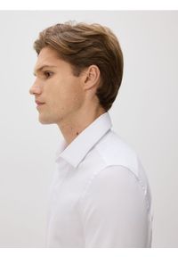 Reserved - Gładka koszula super slim fit - biały. Kolor: biały. Materiał: bawełna, tkanina. Wzór: gładki