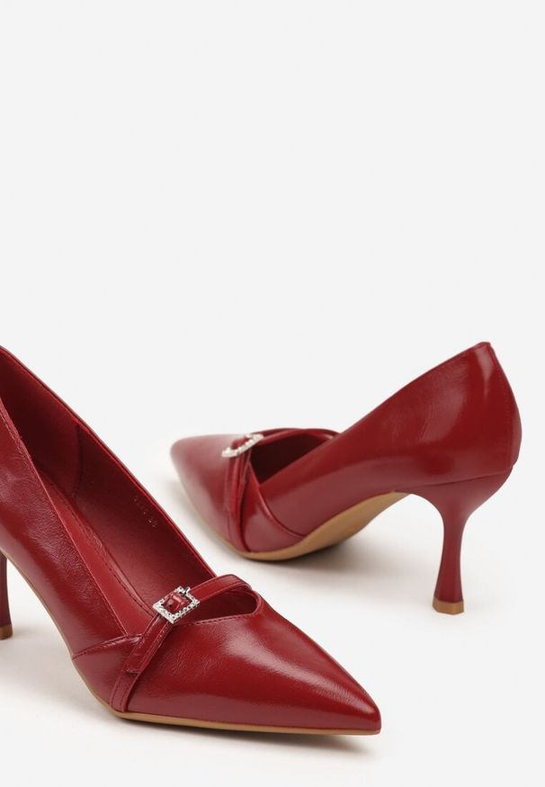 Born2be - Czerwone Klasyczne Czółenka z Ozdobnym Paskiem i Klamrą Elivora. Zapięcie: klamry. Kolor: czerwony. Materiał: jeans. Obcas: na obcasie. Styl: klasyczny. Wysokość obcasa: średni