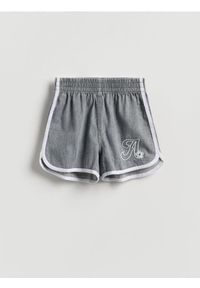 Reserved - Jeansowe szorty z lamówką - jasnoszary. Kolor: szary. Materiał: jeans #1
