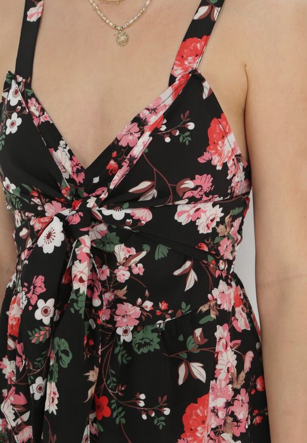 Born2be - Czarny Kombinezon w Kwiaty z Ozdobnym Wiązaniem Freewild. Kolor: czarny. Długość rękawa: na ramiączkach. Wzór: kwiaty