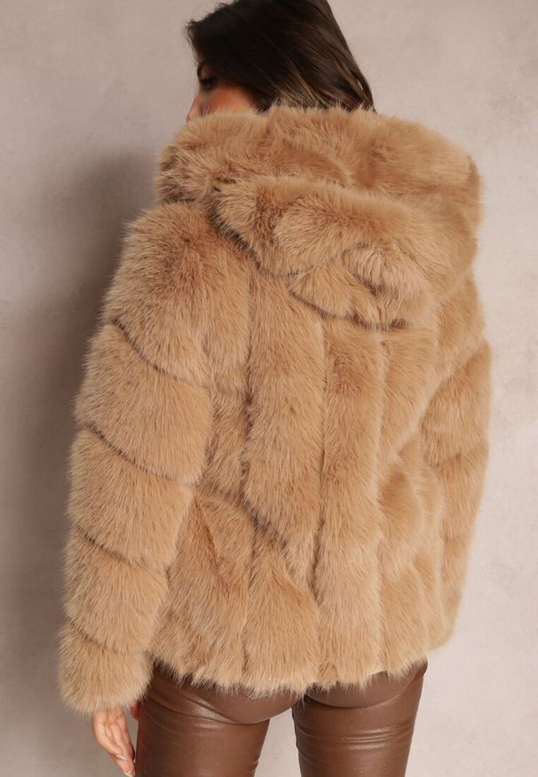 Renee - Ciemnobeżowa Kurtka z Futerkiem i Kapturem Haiattas. Kolor: beżowy. Materiał: futro. Wzór: aplikacja