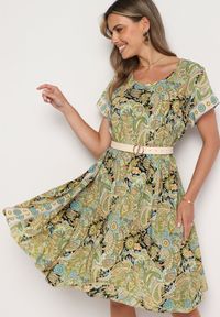 Born2be - Żółto-Zielona Wiskozowa Sukienka o Rozkloszowanym Kroju w Stylu Boho Melnea. Typ kołnierza: dekolt w łódkę. Kolor: żółty. Materiał: wiskoza. Długość rękawa: krótki rękaw. Sezon: lato. Styl: boho #1