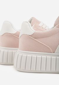 Renee - Różowe Sneakersy na Tłoczonej Platformie Ozdobione Dwoma Paskami Hesaia. Okazja: na co dzień. Zapięcie: pasek. Kolor: różowy. Materiał: jeans. Wzór: aplikacja. Obcas: na platformie #9