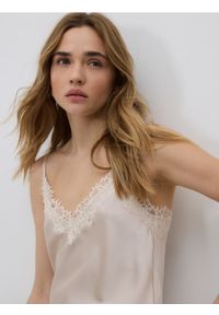Reserved - Top z koronkowym zdobieniem - kremowy. Kolor: kremowy. Materiał: koronka. Wzór: aplikacja #1