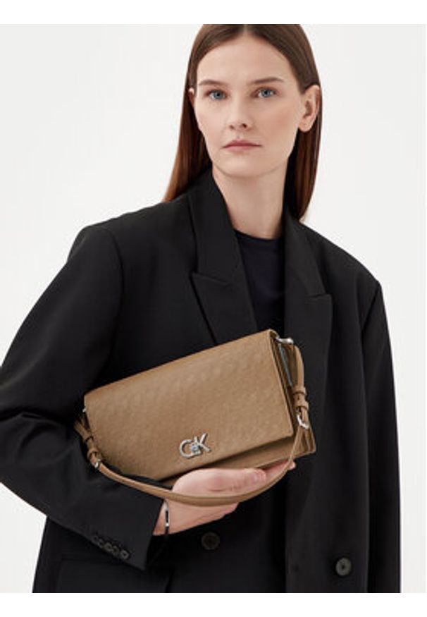 Calvin Klein Torebka Ck Elongated Shoulder Bag_Mono K60K613139 Beżowy. Kolor: beżowy. Materiał: skórzane