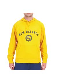 Bluza New Balance MT31901VGL - żółta. Okazja: na co dzień. Typ kołnierza: kaptur. Kolor: żółty. Materiał: bawełna, poliester, prążkowany. Wzór: napisy. Styl: casual, klasyczny