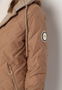 Born2be - Jasnobrązowa Pikowana Kurtka z Przedłużonym Tyłem i Kapturem Melune. Okazja: na co dzień. Kolor: brązowy. Materiał: jeans. Wzór: aplikacja. Styl: klasyczny, casual #6