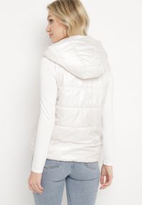 Born2be - Biała Kamizelka z Odpinanym Kapturem i Kieszeniami Pikowana Aggevia. Kolor: biały #5