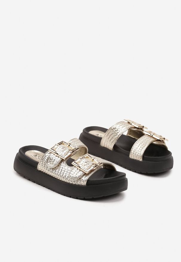 Born2be - Złote Klapki na Grubej Podeszwie z Kwadratowymi Klamrami Valiora. Kolor: złoty. Materiał: jeans. Wzór: aplikacja. Obcas: na obcasie. Styl: elegancki, wakacyjny. Wysokość obcasa: średni