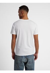Koszulka z logo Hummel Graphic Displaced. Kolor: biały. Materiał: dzianina. Sport: fitness #2