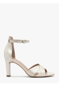 Ryłko - Perłowe sandały na grubej szpilce. Kolor: beżowy. Materiał: skóra. Obcas: na obcasie. Styl: street. Wysokość obcasa: średni #1