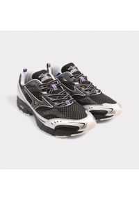 Buty Mizuno MXR black/black sand/purple haze. Kolor: czarny