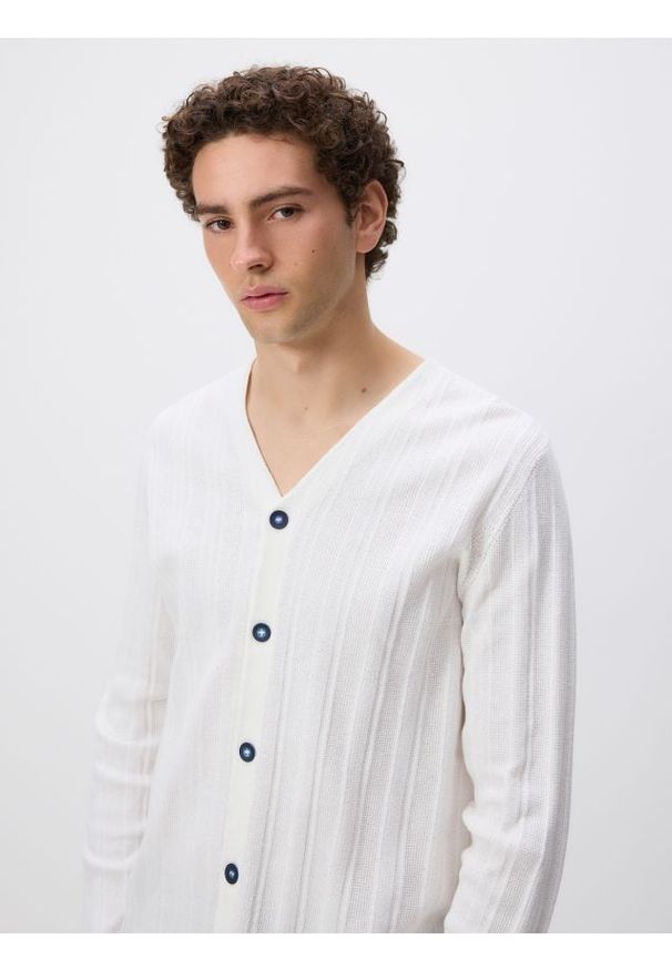 Reserved - Strukturalny kardigan z dodatkiem lnu - biały. Kolor: biały. Materiał: len