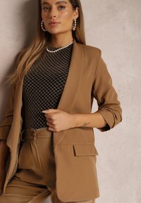 Renee - Ciemnobeżowa Marynarka Rhenona. Kolor: beżowy. Materiał: satyna, koronka. Wzór: jednolity. Styl: klasyczny, elegancki