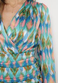 Born2be - Niebiesko-Zielona Dopasowana Sukienka Mini z Kopertową Górą Falbankami i Marszczeniami Onorelia. Typ kołnierza: kołnierz z falbankami. Kolor: niebieski. Typ sukienki: kopertowe. Długość: mini #7