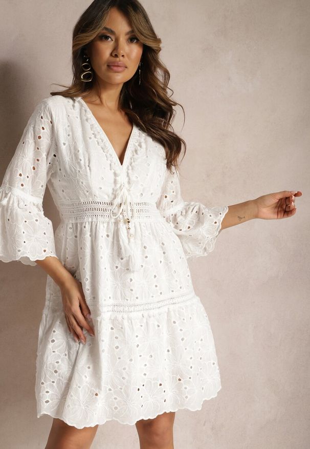 Renee - Biała Bawełniana Sukienka z Wiązaniem przy Dekolcie i Ażurowym Wzorem Falrisa. Kolor: biały. Materiał: bawełna. Wzór: ażurowy. Styl: wakacyjny