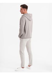 Ombre Clothing - Męska lekka kurtka z łączonych materiałów z kapturem i ozdobnym pikowaniem – popielata V3. Okazja: na co dzień. Typ kołnierza: kaptur. Kolor: szary. Materiał: materiał. Wzór: aplikacja. Styl: casual #3