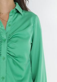 Born2be - Zielona Satynowa Koszula z Marszczeniami Kosse. Kolor: zielony. Materiał: satyna. Długość rękawa: długi rękaw. Długość: długie. Styl: elegancki #4