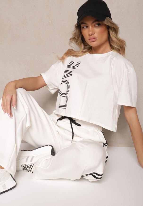 Renee - Biały T-shirt z Bawełny o Krótkim Kroju Ozdobiony Napisem Sannovia. Okazja: na co dzień. Kolor: biały. Materiał: bawełna. Długość: krótkie. Wzór: aplikacja, napisy. Styl: klasyczny, casual