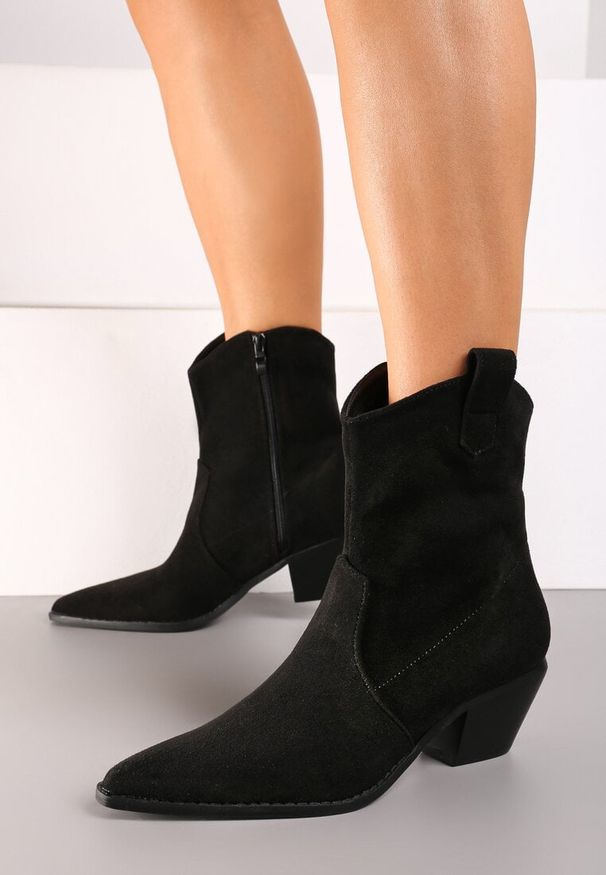 Renee - Czarne Botki na Stożku w Stylu Kowbojek Saivana. Okazja: na co dzień. Kolor: czarny. Materiał: jeans, bawełna. Sezon: jesień, wiosna. Obcas: na stożku. Styl: elegancki, casual. Wysokość obcasa: średni